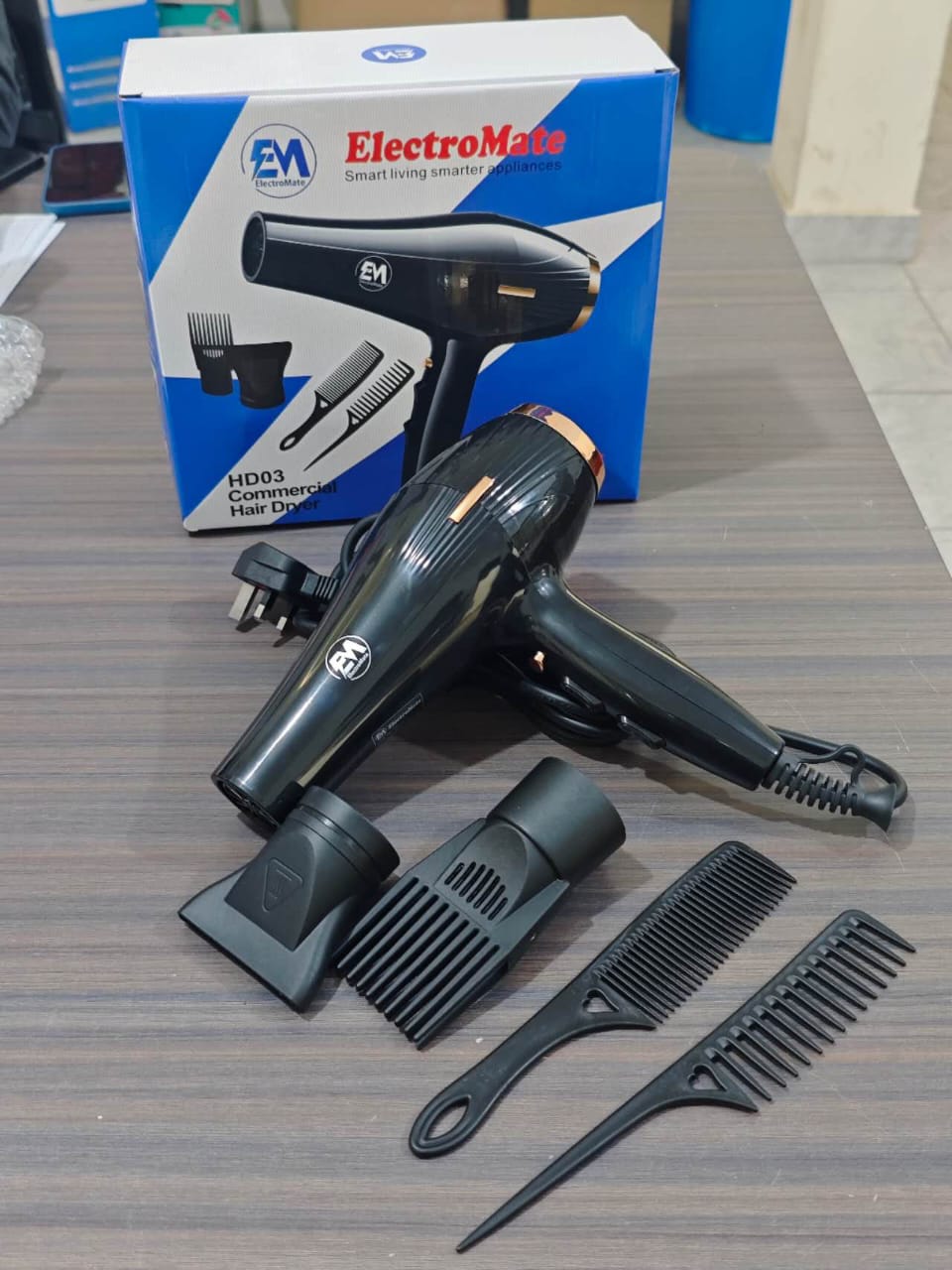 Hairdryer with accessories 