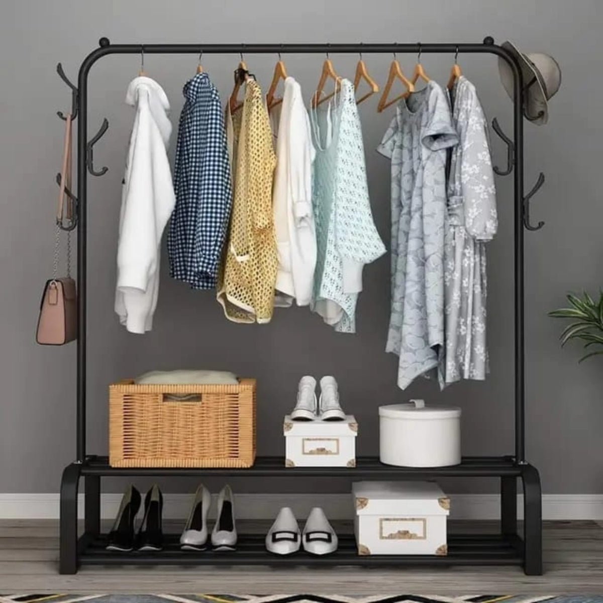 Single pole cloth rack