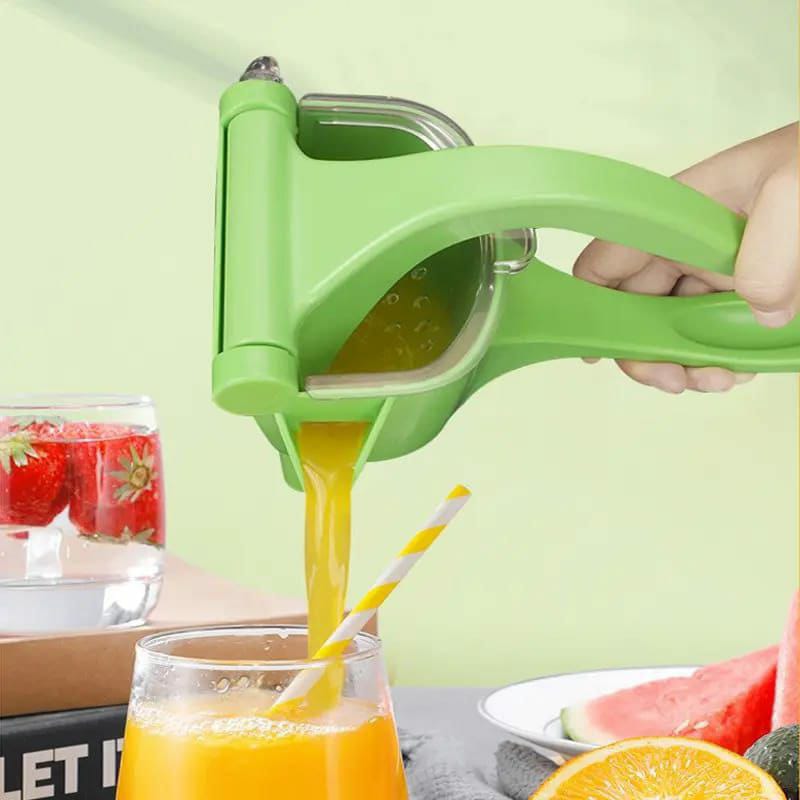 Multifunctional handheld juicer / squeezer