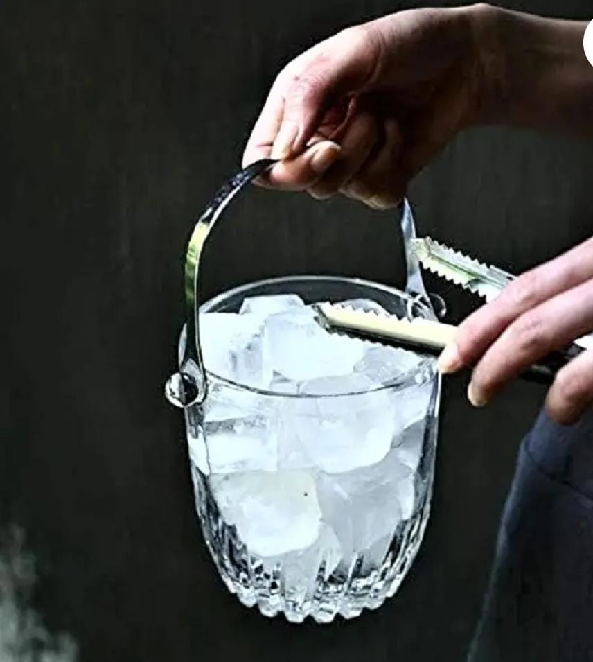 Ice cube bucket with handle