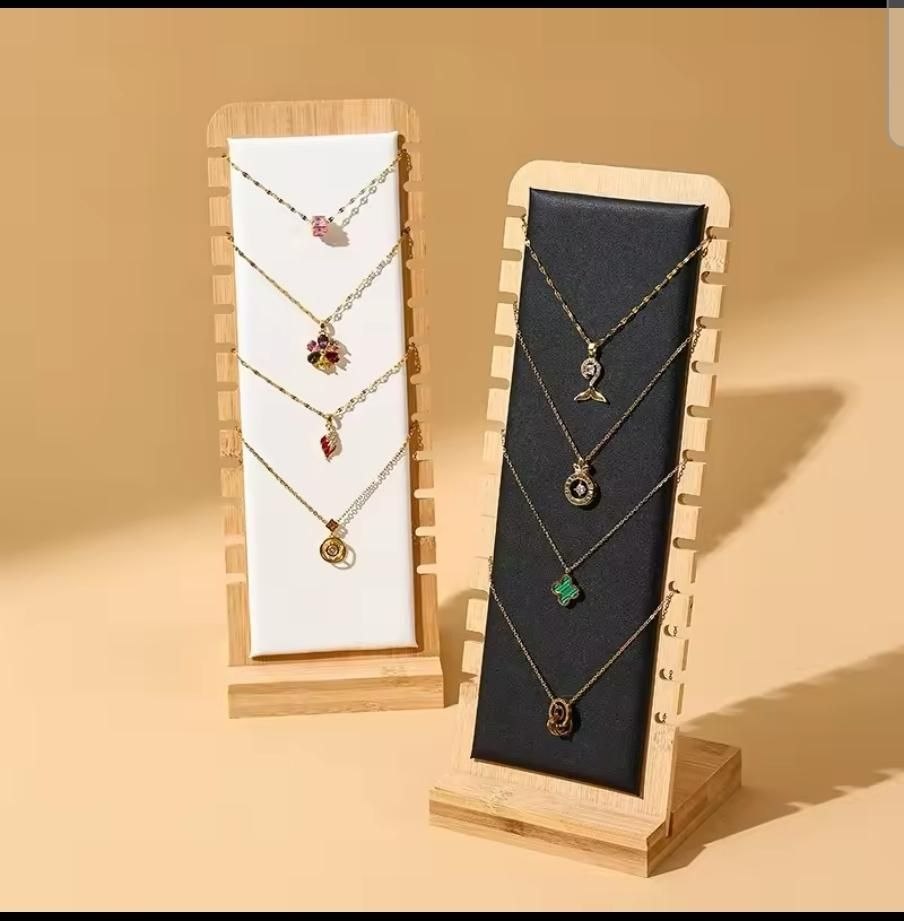 Vertical necklace holder